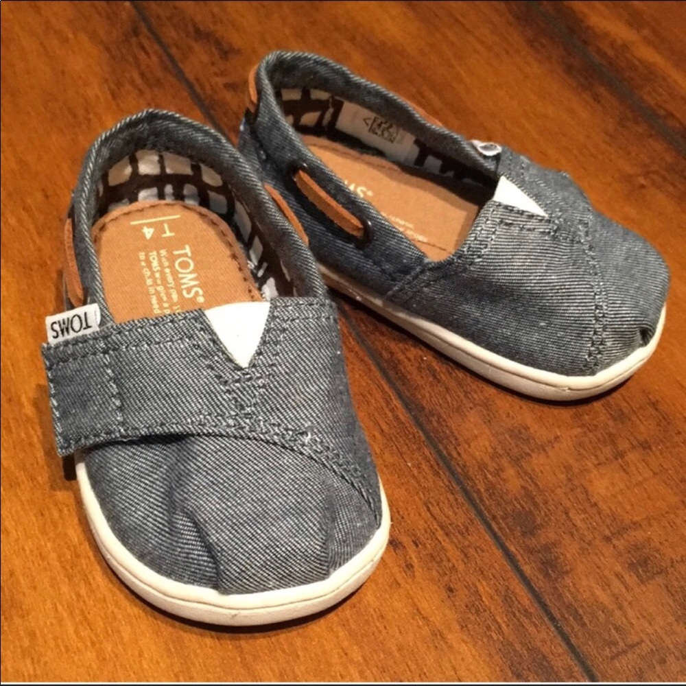 Toddler toms size 4.